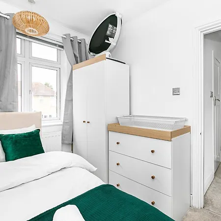 Stylish House With Ev Plug In & Free Parking Ping Pong Table With Garden Near Heathrow * Feltham