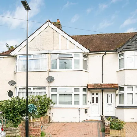 Stylish House With Ev Plug In & Free Parking Ping Pong Table With Garden Near Heathrow Holiday home *