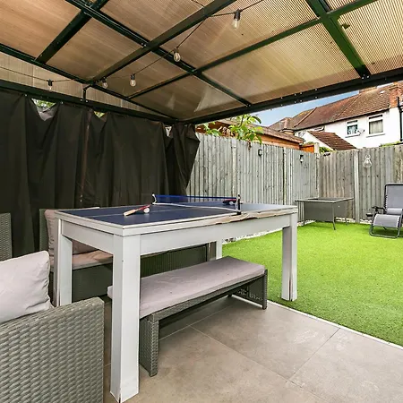 Holiday home Stylish House With Ev Plug In & Free Parking Ping Pong Table With Garden Near Heathrow *