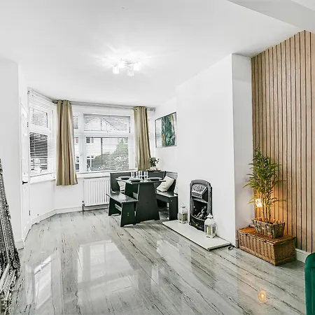Stylish House With Ev Plug In & Free Parking Ping Pong Table With Garden Near Heathrow Holiday home Feltham