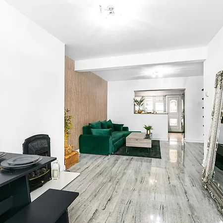 Stylish House With Ev Plug In & Free Parking Ping Pong Table With Garden Near Heathrow Feltham