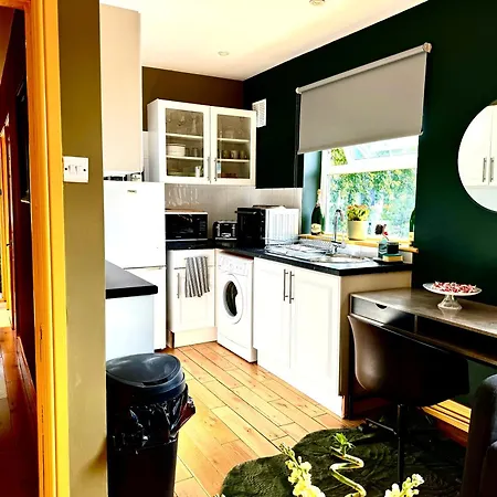 A Lovely 1 Bedroom Flat / Modern-cosy Apartment