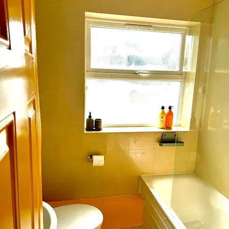 A Lovely 1 Bedroom Flat / Modern-cosy London