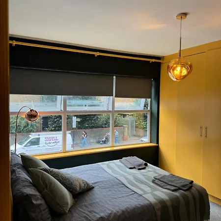 A Lovely 1 Bedroom Flat / Modern-cosy