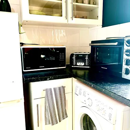A Lovely 1 Bedroom Flat / Modern-cosy Apartment