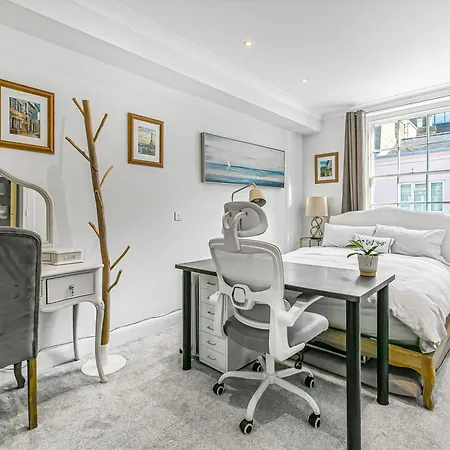4 Bedroom House With Gym - Behind V&a Museum Holiday home