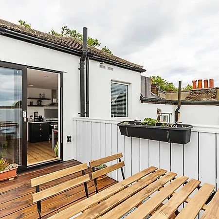 Stylish Chiswick With A Private Terrace