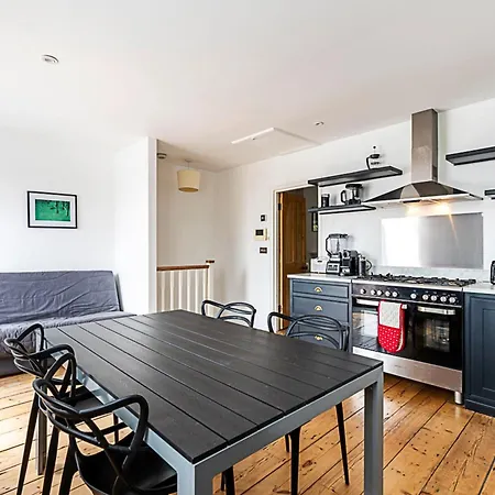 Stylish Chiswick With A Private Terrace Apartment