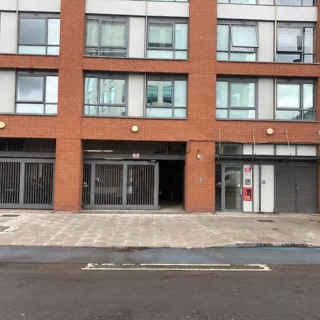 Apartment Modern 3 Beds 2 Bath Flat - Parking & Sleeps 6 *