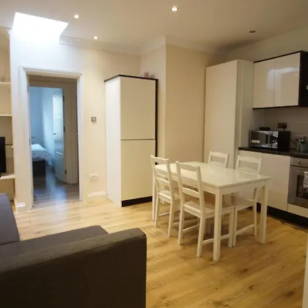 Evergreen Apartments- Flat 2 * London