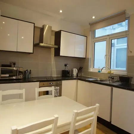 Evergreen Apartments- Flat 2 Apartment *