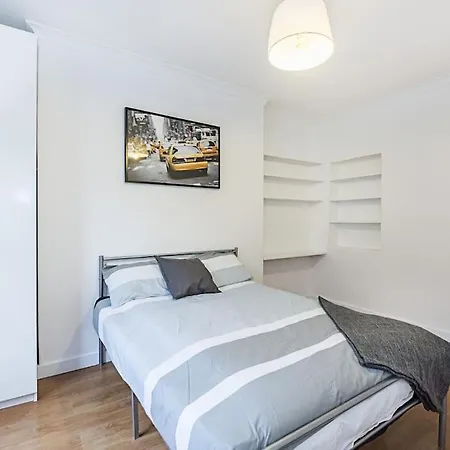Apartment Stylish 3-bed In Clerkenwell Within Walking Distance To Tube Stations *