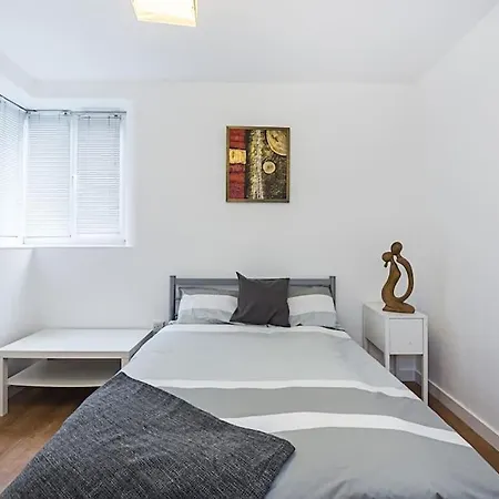 Stylish 3-bed In Clerkenwell Within Walking Distance To Tube Stations Apartment London
