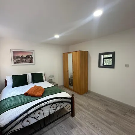 Modern 3 Bedroom With 2 Bathroom In Apartment London