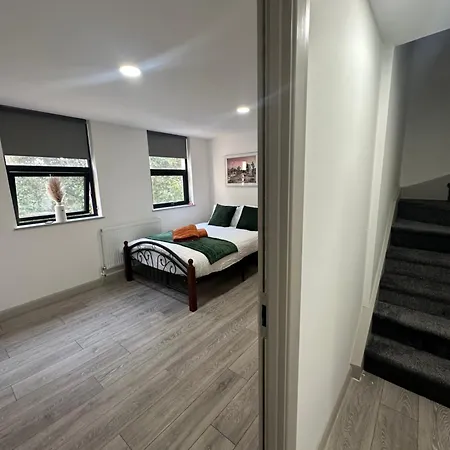 Modern 3 Bedroom With 2 Bathroom In Londres