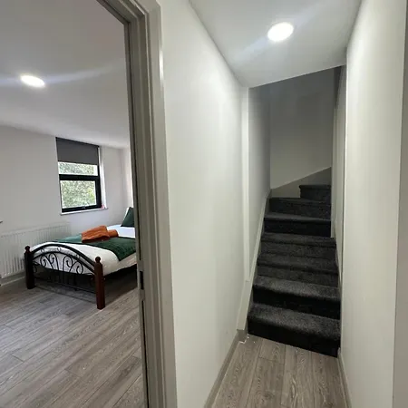 Modern 3 Bedroom With 2 Bathroom In