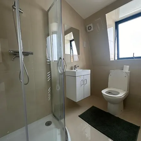 Modern 3 Bedroom With 2 Bathroom In