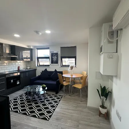 Modern 3 Bedroom With 2 Bathroom In Apartment *