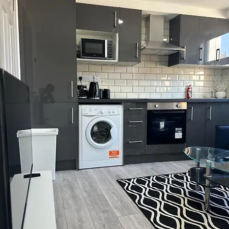 Modern 3 Bedroom With 2 Bathroom In London
