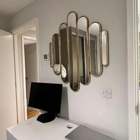 En-suite Modern Brentford