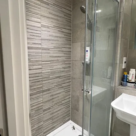 En-suite Modern Brentford