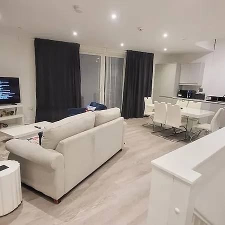 Apartment Modern 3 Bedroom House With Balconies & Parking