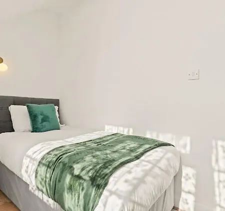 4 Bed Near Wembley Stadium Apartment *