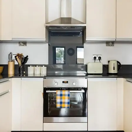 2 Bedroom Canning Town Newham Excel With Free Parking Apartment London