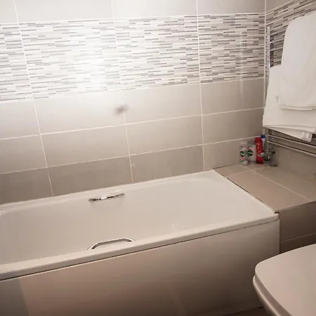 Evergreen Apartments- Flat 2 *