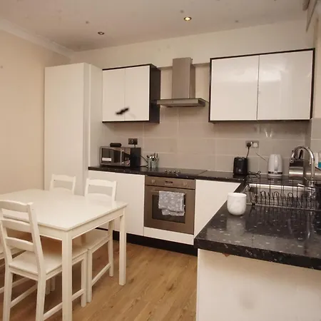 Evergreen Apartments- Flat 2 * London