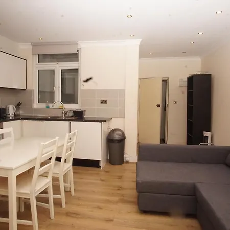 Evergreen Apartments- Flat 2