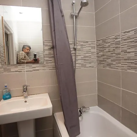 Apartment Evergreen Apartments- Flat 2 London