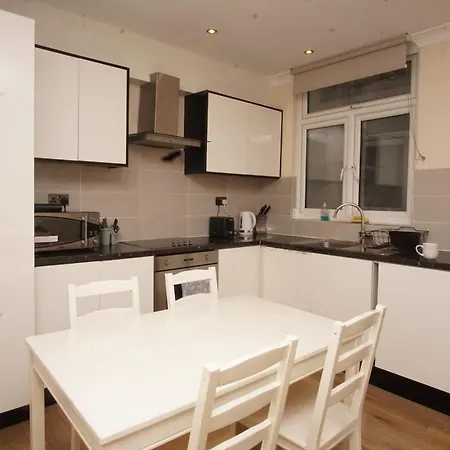 Evergreen Apartments- Flat 2 *