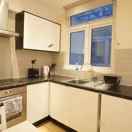Evergreen Apartments- Flat 2 London