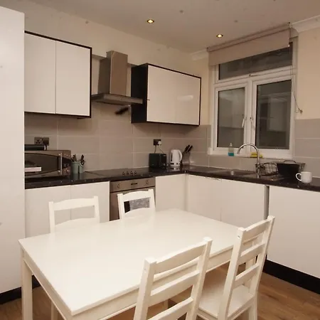 Evergreen Apartments- Flat 2 *
