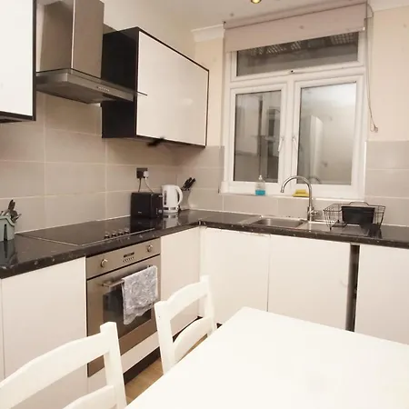 Evergreen Apartments- Flat 2