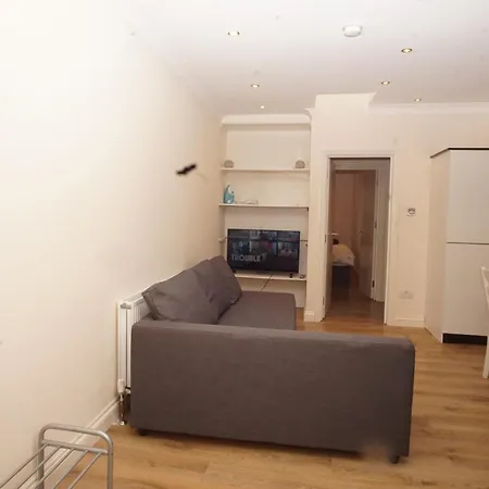 Evergreen Apartments- Flat 2 Apartment