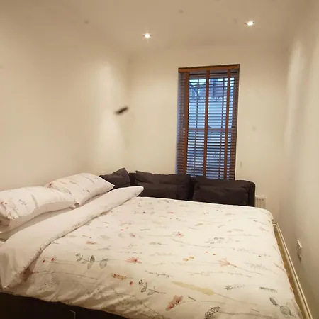 Evergreen Apartments- Flat 2 Apartment *