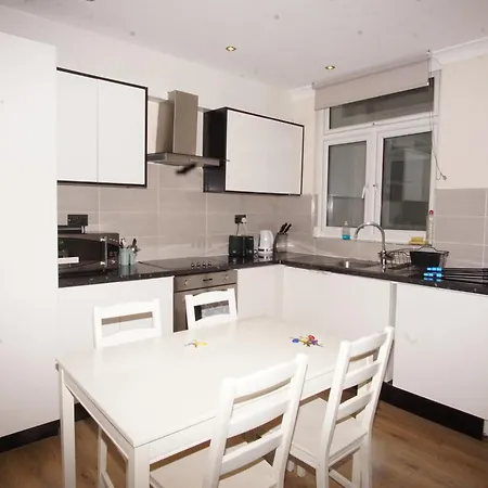 Evergreen Apartments- Flat 2 Apartment London