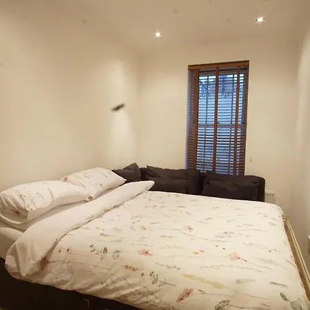 Apartment Evergreen Apartments- Flat 2 London