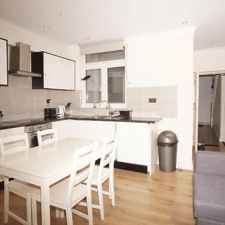 Evergreen Apartments- Flat 2