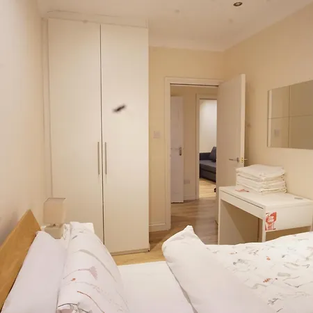 Evergreen Apartments- Flat 2 *