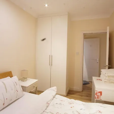 Evergreen Apartments- Flat 2 * London