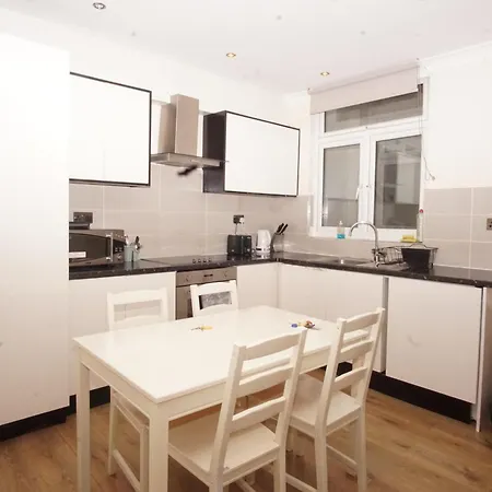Evergreen Apartments- Flat 2 *