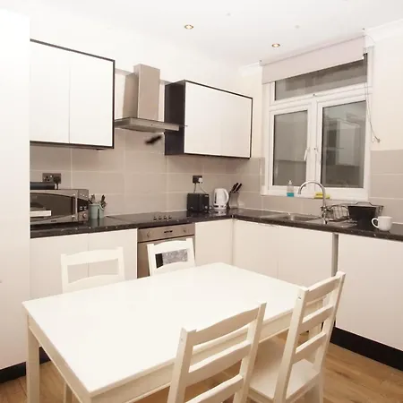 Evergreen Apartments- Flat 2 * London