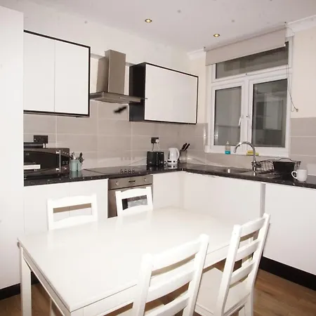 Evergreen Apartments- Flat 2