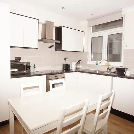 Apartment Evergreen Apartments- Flat 2 *