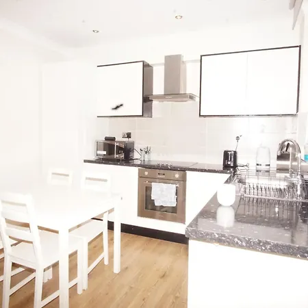 Evergreen Apartments- Flat 2 Apartment London