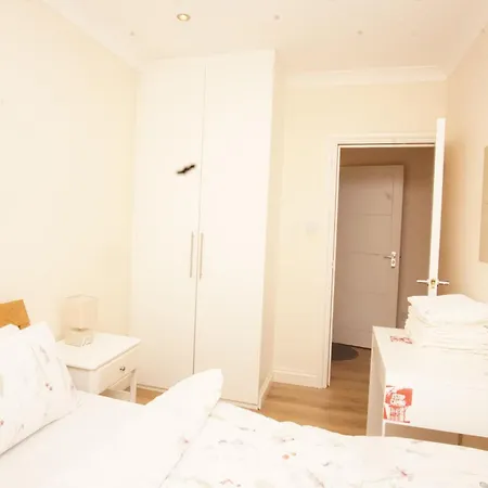 Evergreen Apartments- Flat 2 * London
