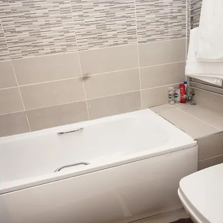 Evergreen Apartments- Flat 2 Apartment *